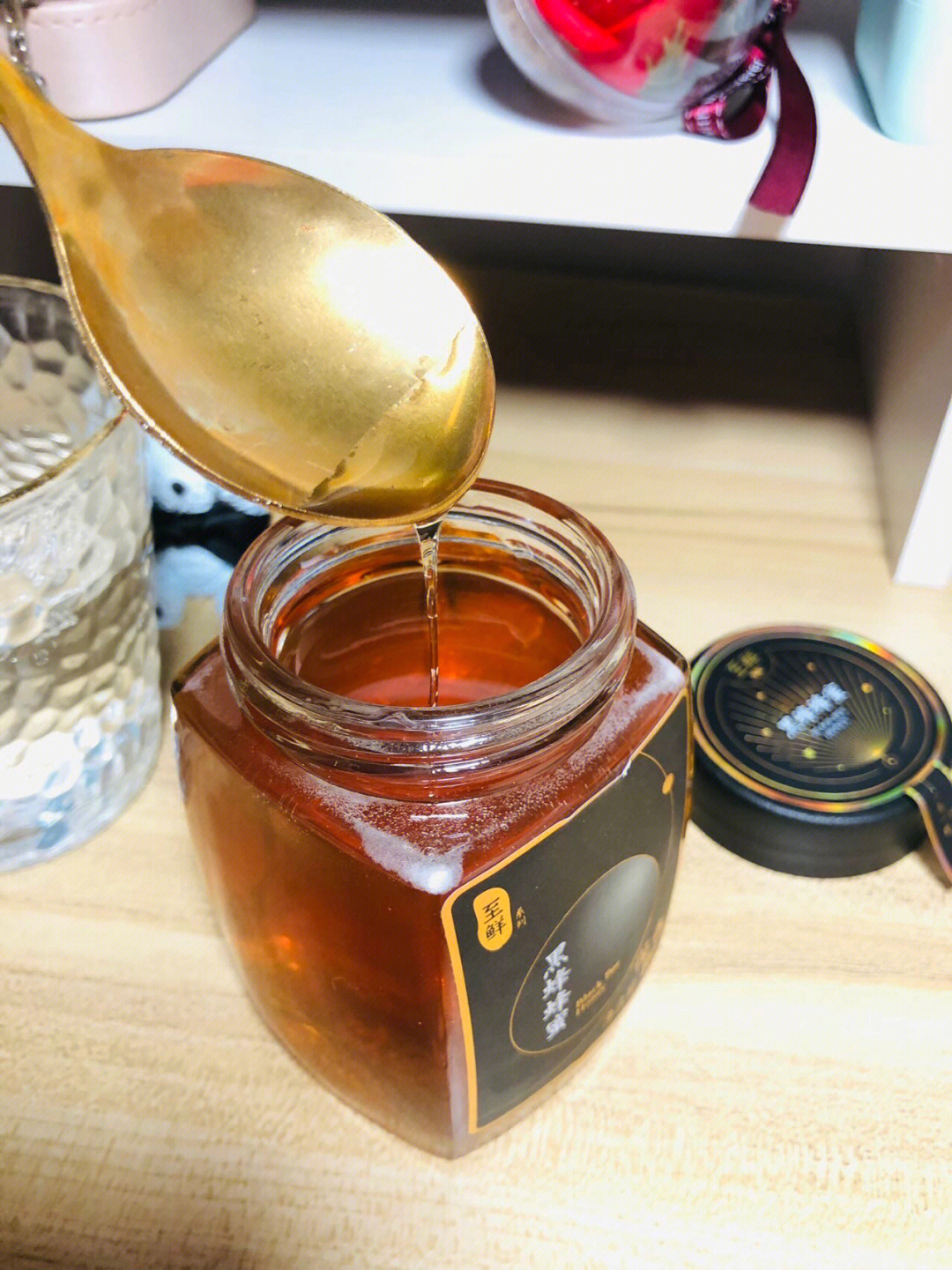 96很不错的蜂蜜推荐来自于新疆阿勒泰的黑锋蜂蜜蜂蜜呈浅琥珀色～它