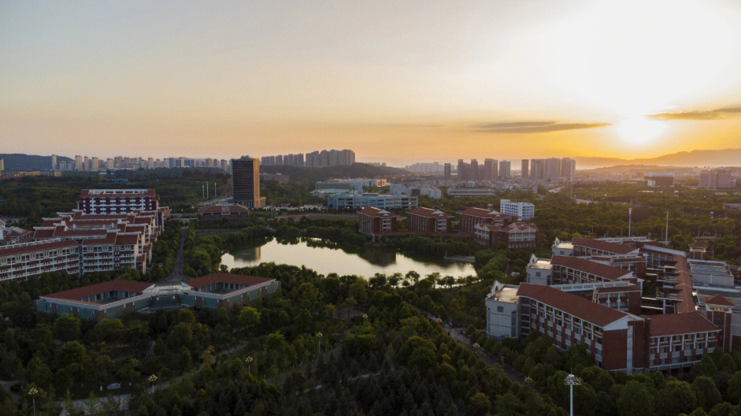 云南民族大学雨花湖图片