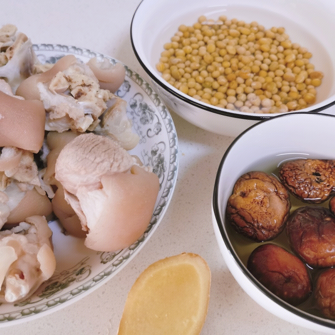 美食打卡第四天:黄豆炖猪蹄99食材准备:猪蹄,黄豆,香菇制作步骤:1