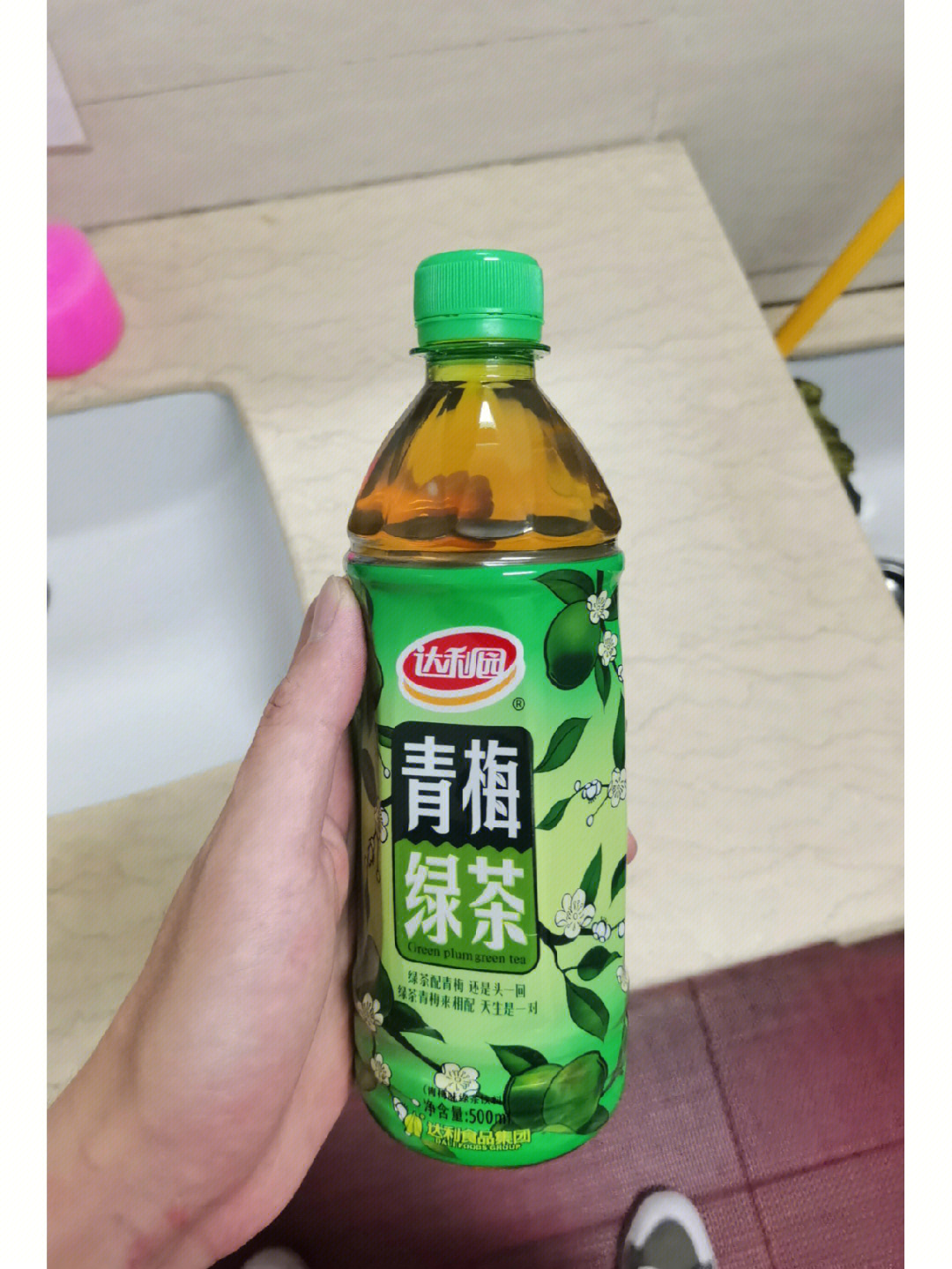 手拿青梅绿茶图片图片