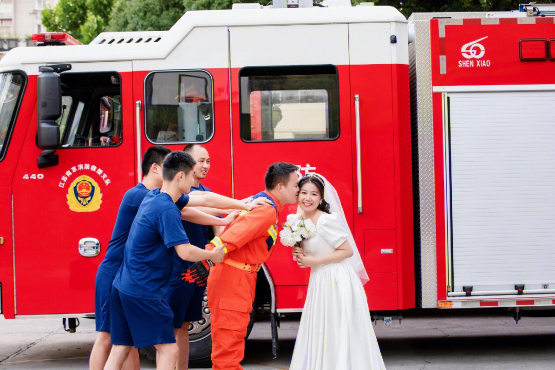 消防主题婚纱照