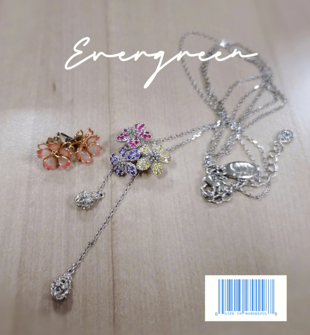 耳饰:osewaya项链:好像是欧洲的一个什么牌子,忘了霓虹的品牌就是爱以
