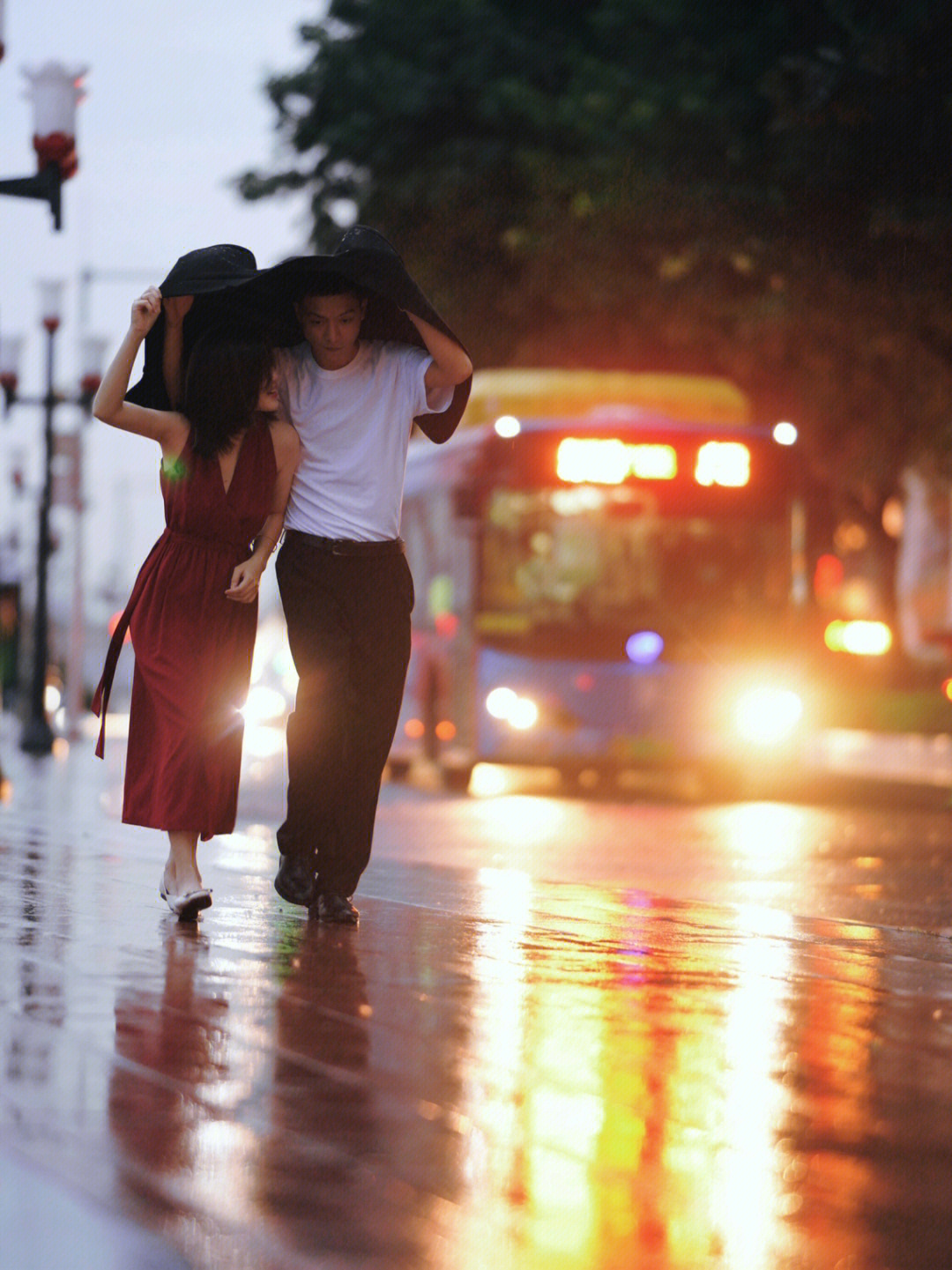 情侣遮风挡雨唯美图片图片