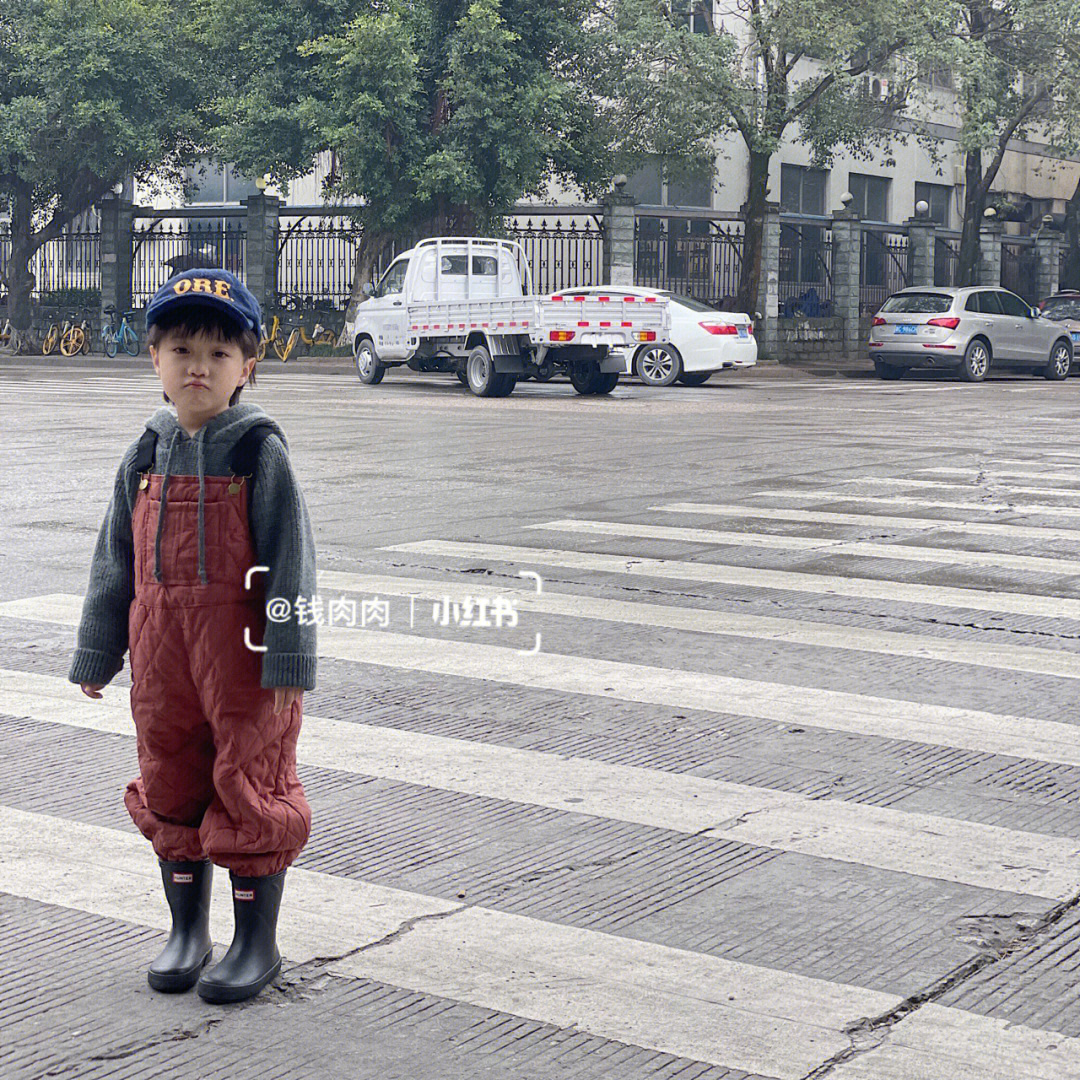 男生穿雨靴睡觉图片