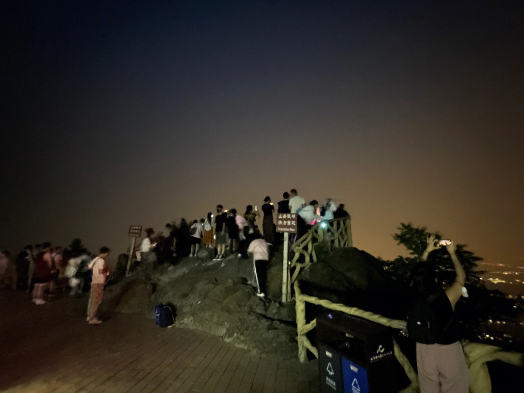 夜晚鬼笑石飙车图片