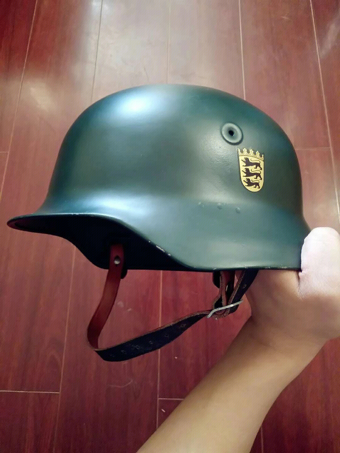 头盔是德国m35盔的最后一代变种,采用的l-53型内衬改进了二战时期l-31