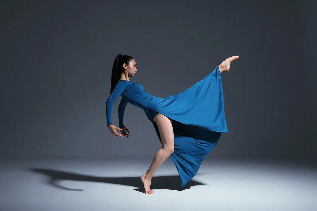 舞蹈摄影质感高级的孔雀蓝现代舞风棚拍