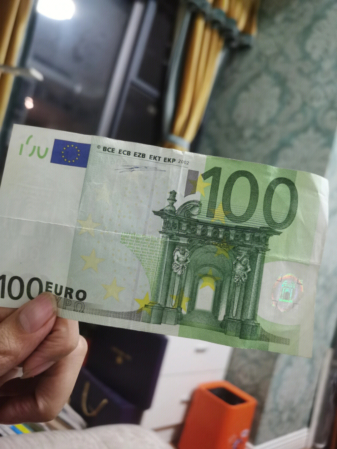欧盟100欧元纸币欧元(euro)是欧盟中19个国家的货币