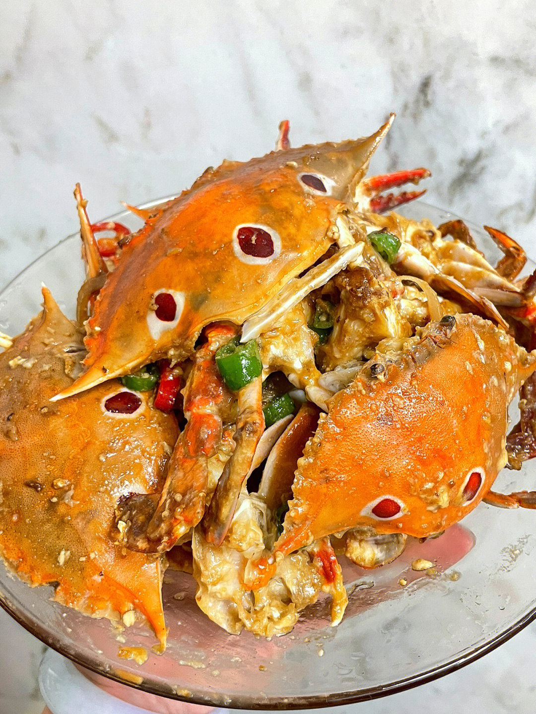 敲重点,炒螃蟹动作要快,一定要盖锅盖焖,把辣椒的辣味和螃蟹的鲜甜