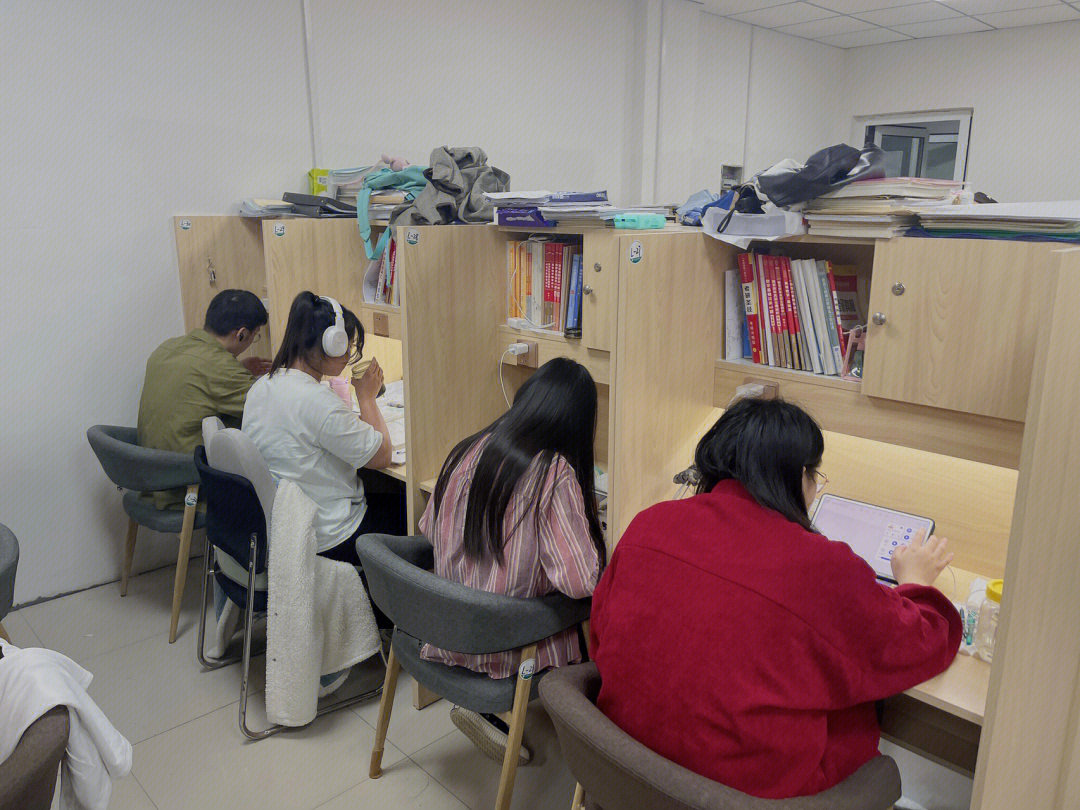 农大西苑七号楼校内自习室,空调无线饮水都免费单人单桌,独立位置