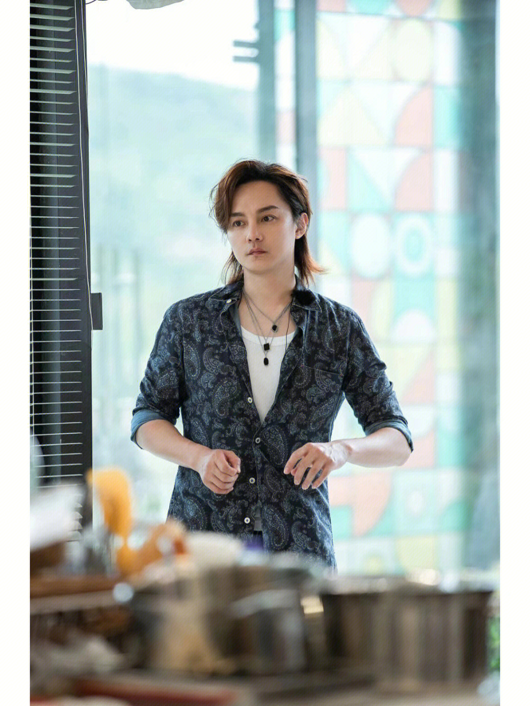 演员尹正身着kiton深蓝色印花衬衫