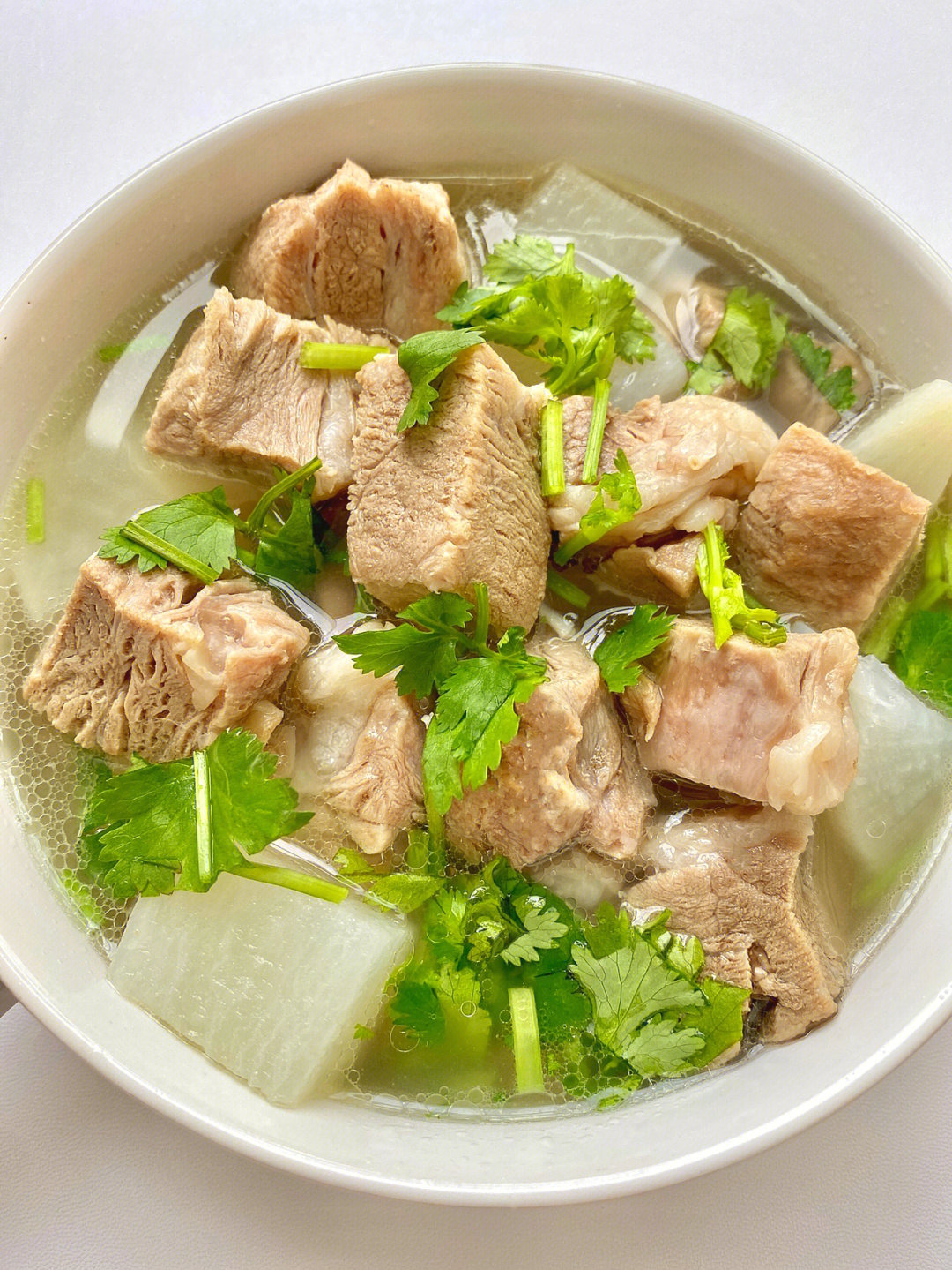 尤其是一到秋冬,我爸妈就会炖这种肉汤,清炖牛肉,红焖羊肉,炖老母鸡