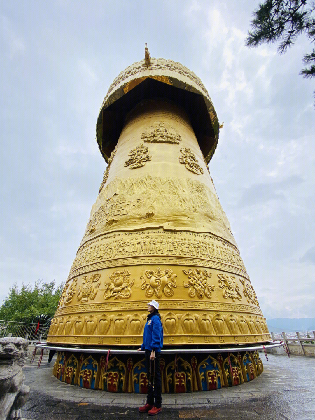 转世界上最大的转经筒,到寺庙点灯祈福,与松赞林寺里的师傅聊西藏蓝