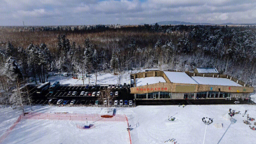 住在长白山脚下二道白河镇的小伙伴可以去滑雪了 红松王滑雪场今天