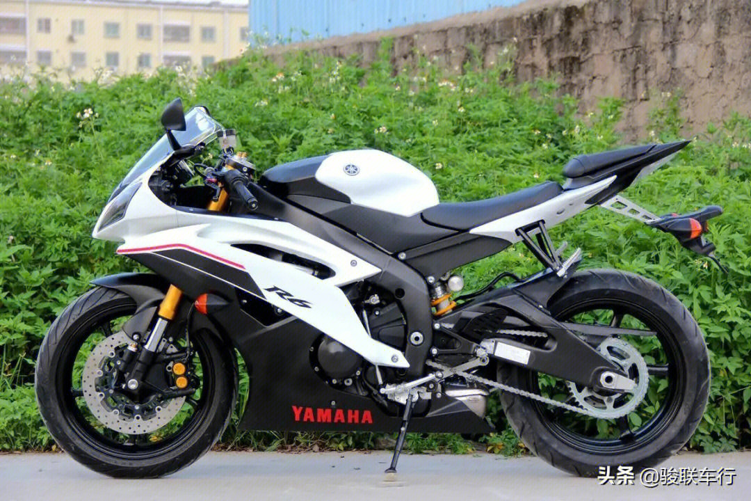 yamaha yzf-r6是雅马哈旗下的一款600cc仿赛摩托车,这款车凭借炫酷的