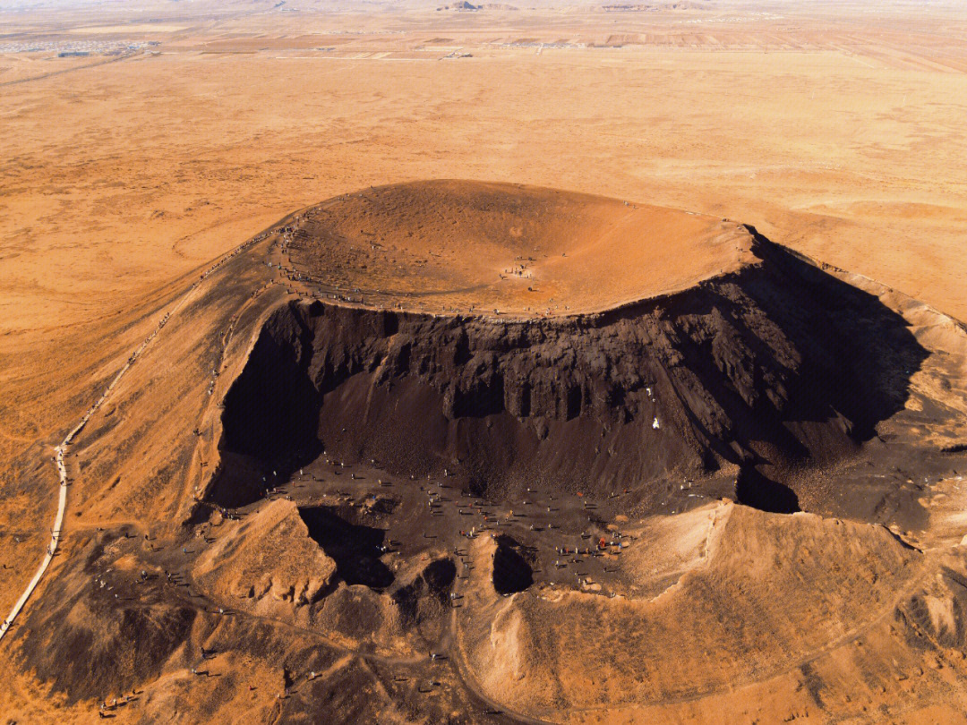 最小的火山图片