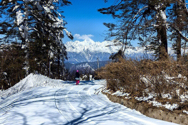 王岗坪贡嘎滑雪场在12月24日就要正式开放了,那么王岗坪贡嘎滑雪场的