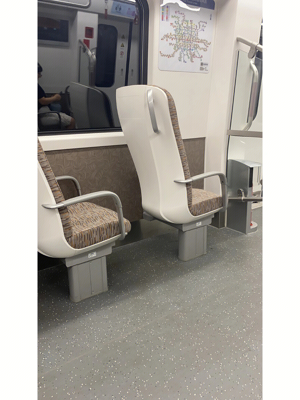地铁19号线座椅图片