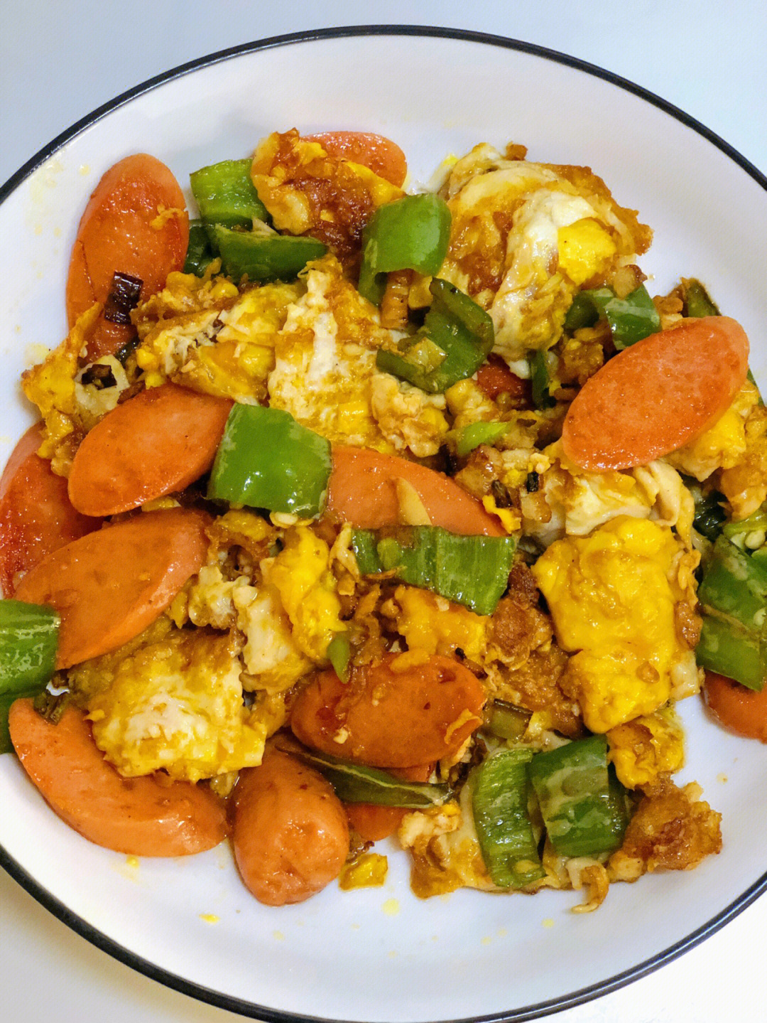 家常菜——青椒火腿炒蛋,都是一些家中常备的食材,又简单又下饭,绝绝