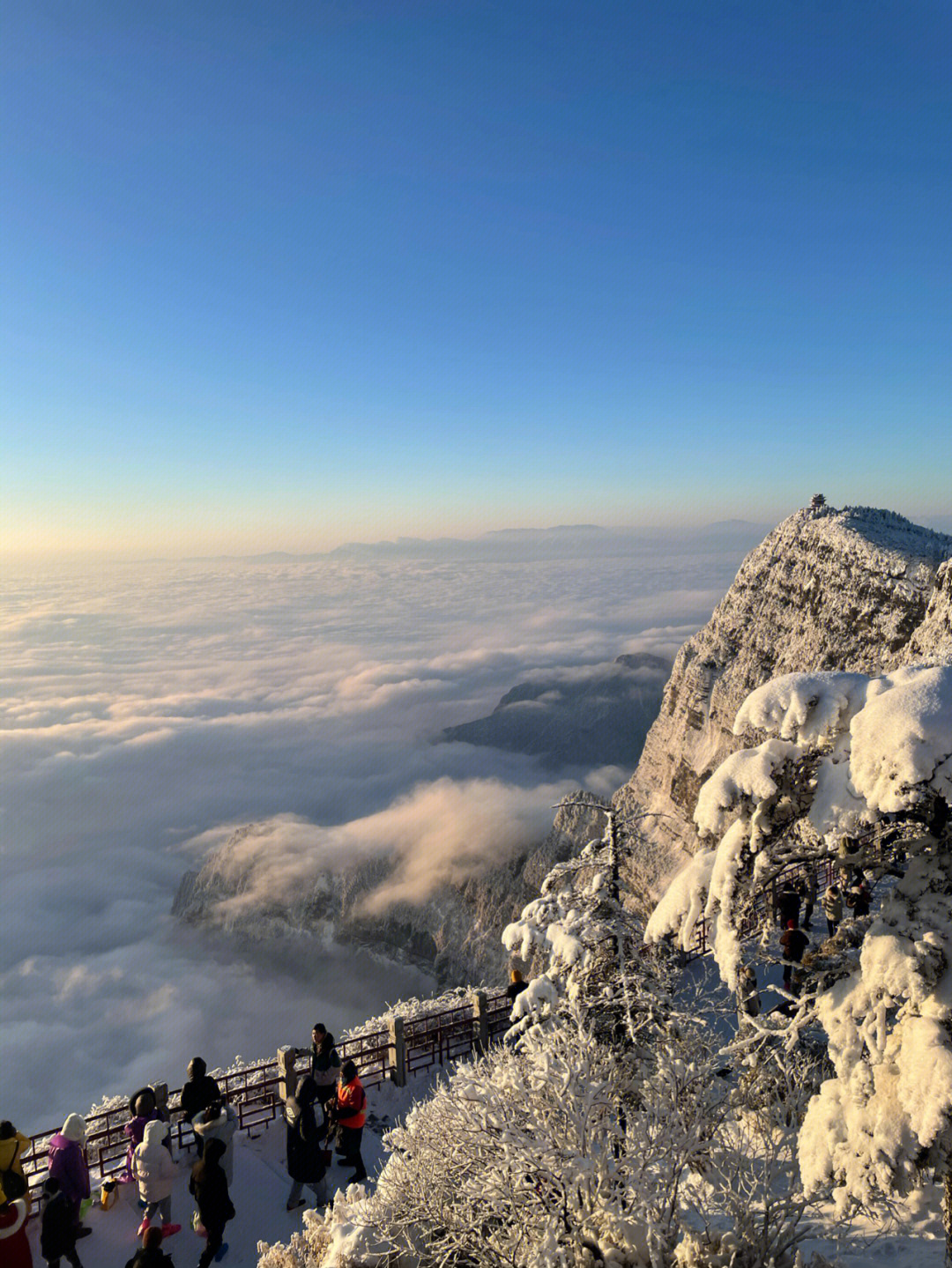 峨眉金顶日出雪是大浪漫你是小人间