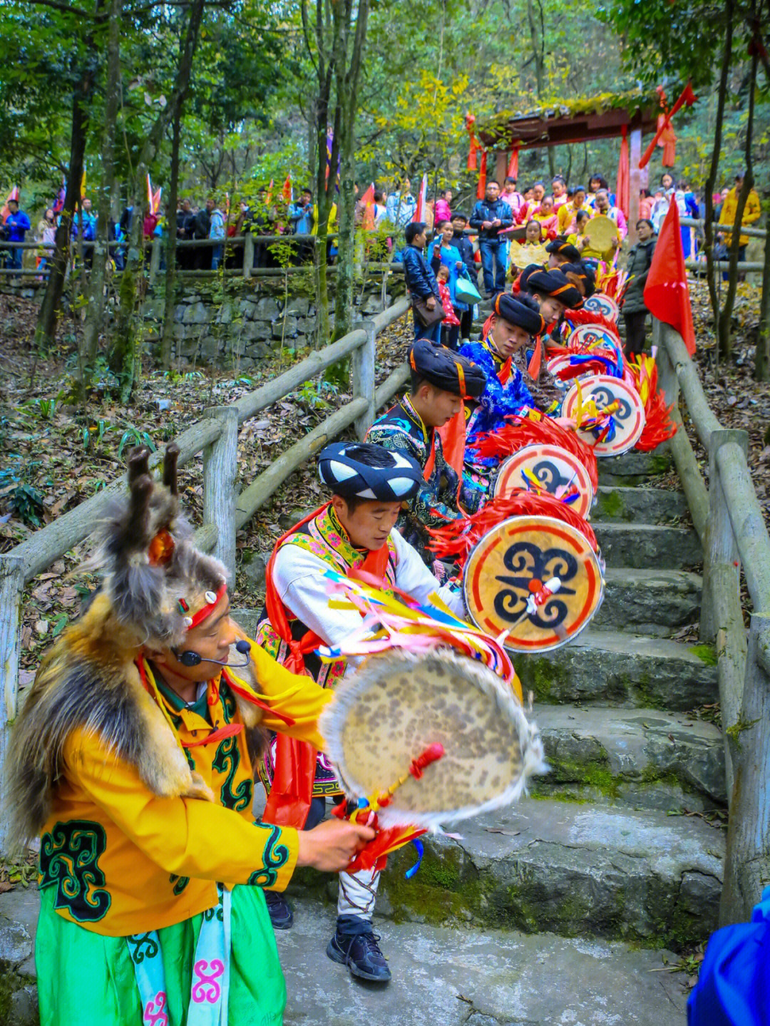 96羌族羊皮鼓舞羌语称为莫恩纳莎或布滋拉,主要流行于四川省