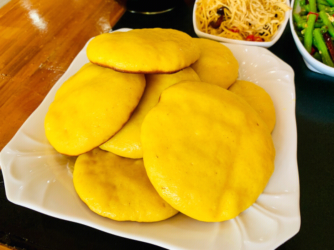 玉米面铁锅烀饼子图片