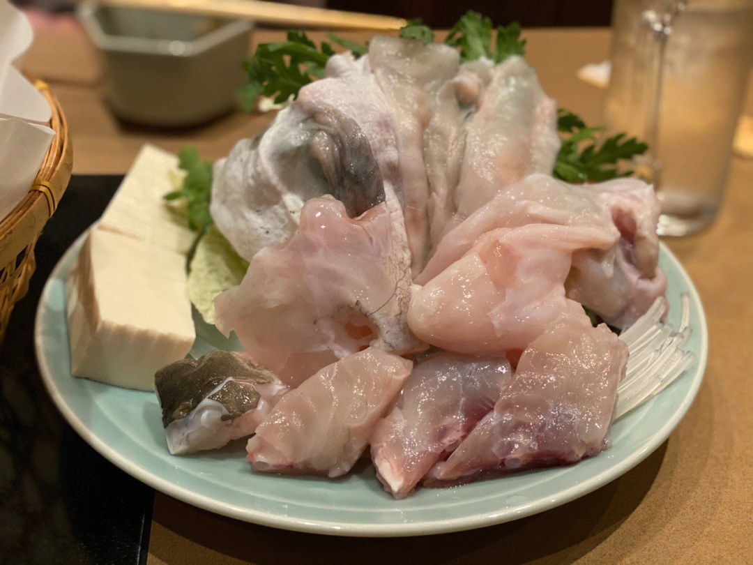 鱼肉刺身 包裹着汤汁的天妇罗鱼块 烤鱼,冰激凌口感的白子,压轴的河豚