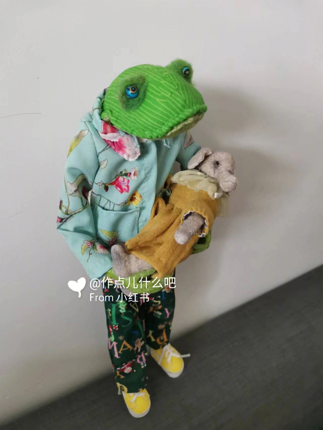 蛙抱宝宝的姿势蛙式图片