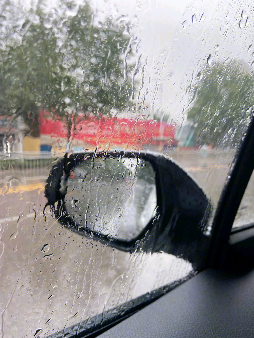 有了这个60下雨天开车视野好多了