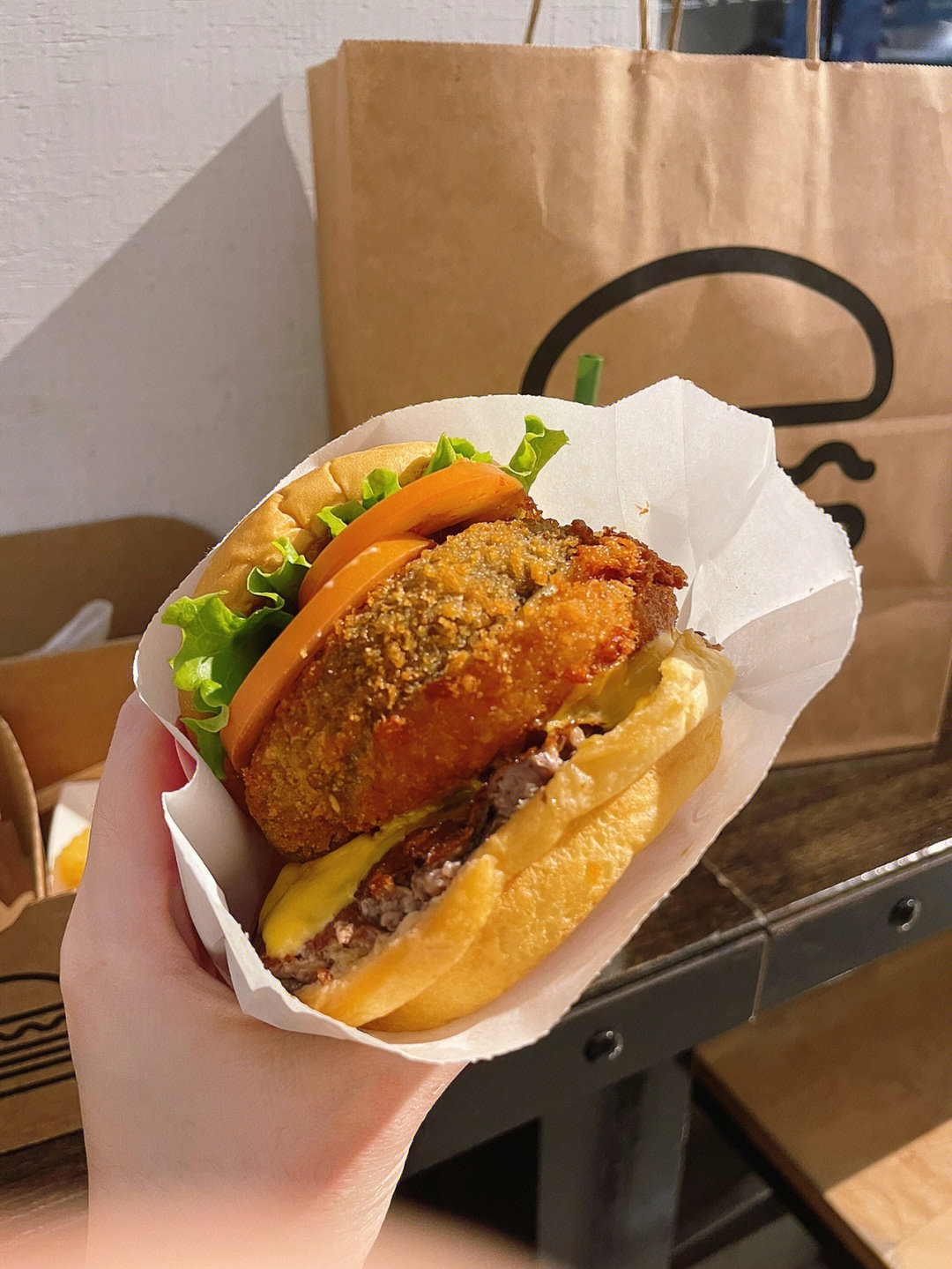 shakeshack牛肉蘑菇汉堡薯条