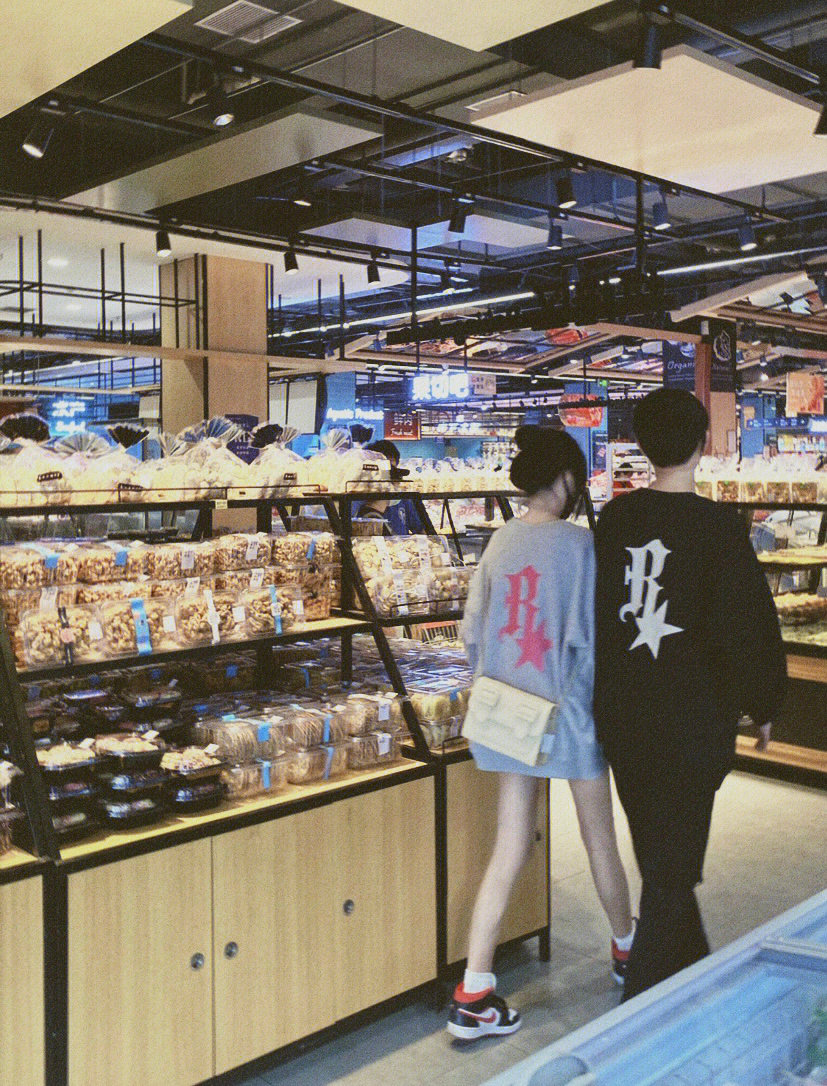 情侣逛超市背影图片图片