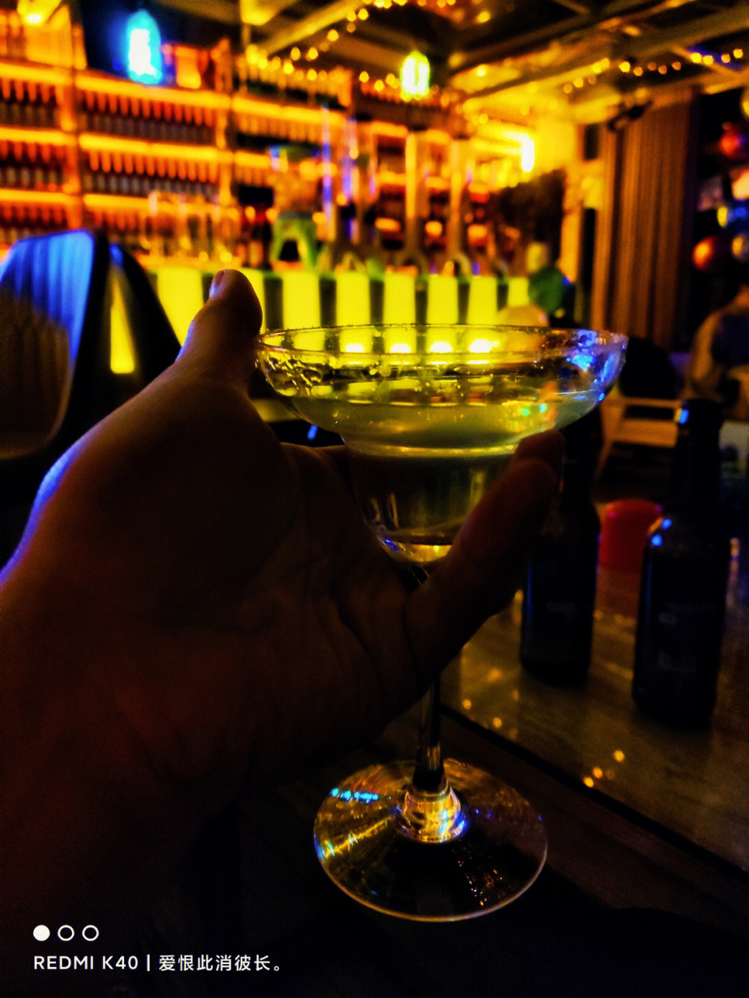 一个人在酒吧喝酒照片图片