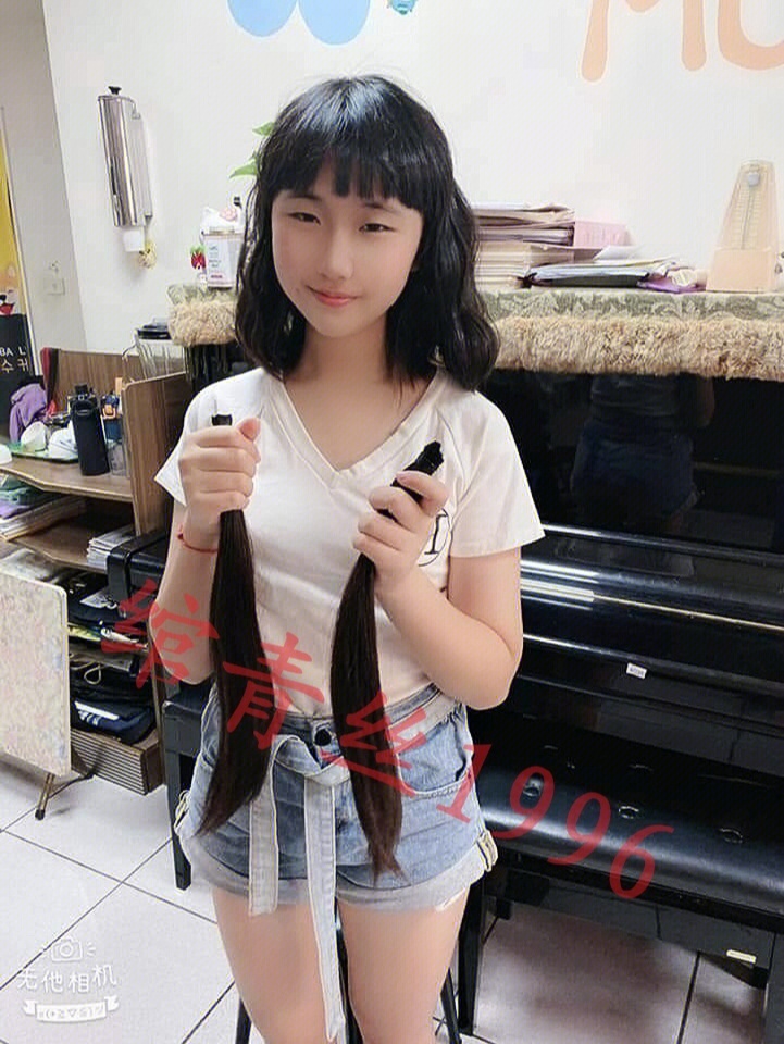 美女长发剪短发