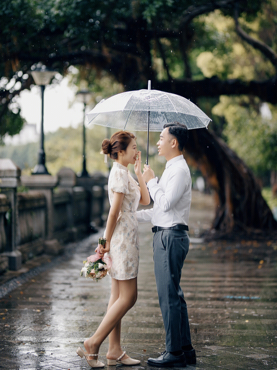 情侣雨中牵手图片唯美图片