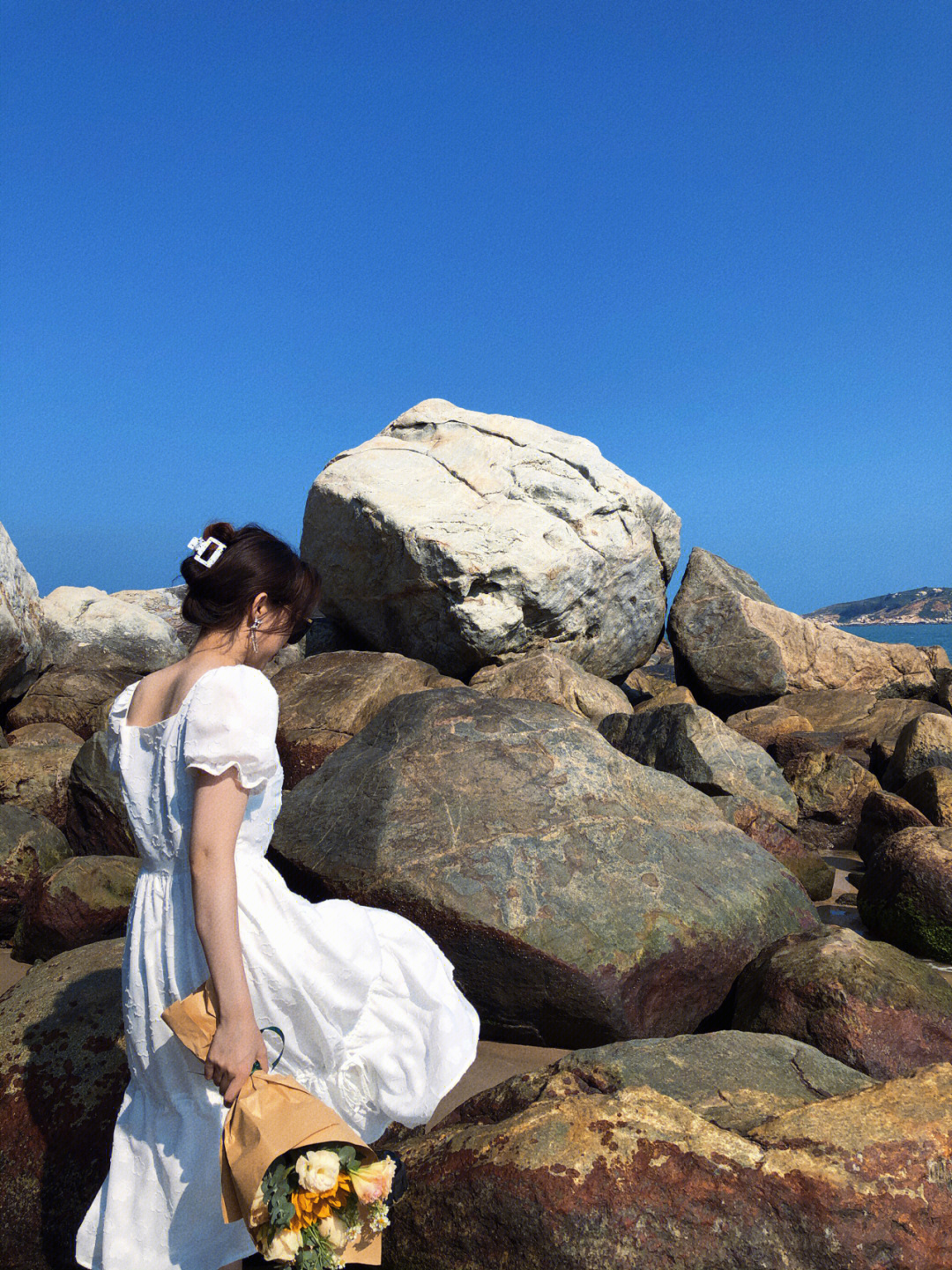 海边花朵风景少女图片