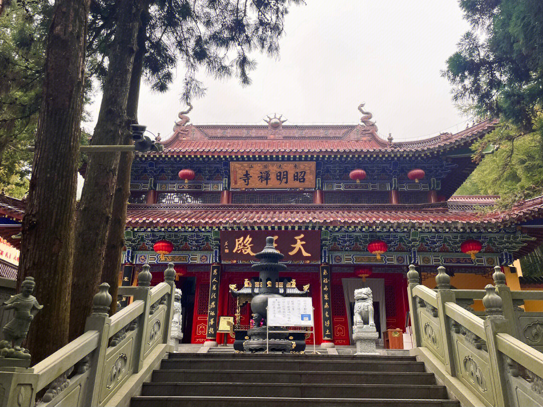 东天目山景区主要是徒步爬山和看水景,另外山顶有昭明寺,梁代古刹历史