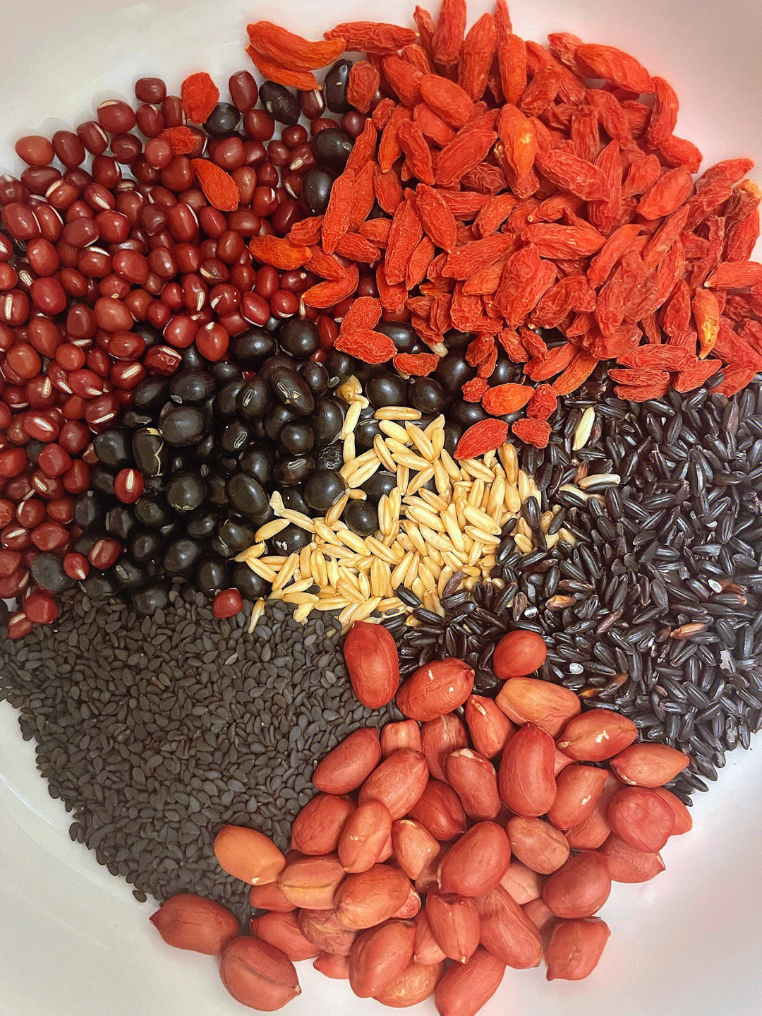 食材:红豆,黑豆,黑米,黑芝麻,花生,小麦,枸杞,红枣,红糖做法:食材洗净
