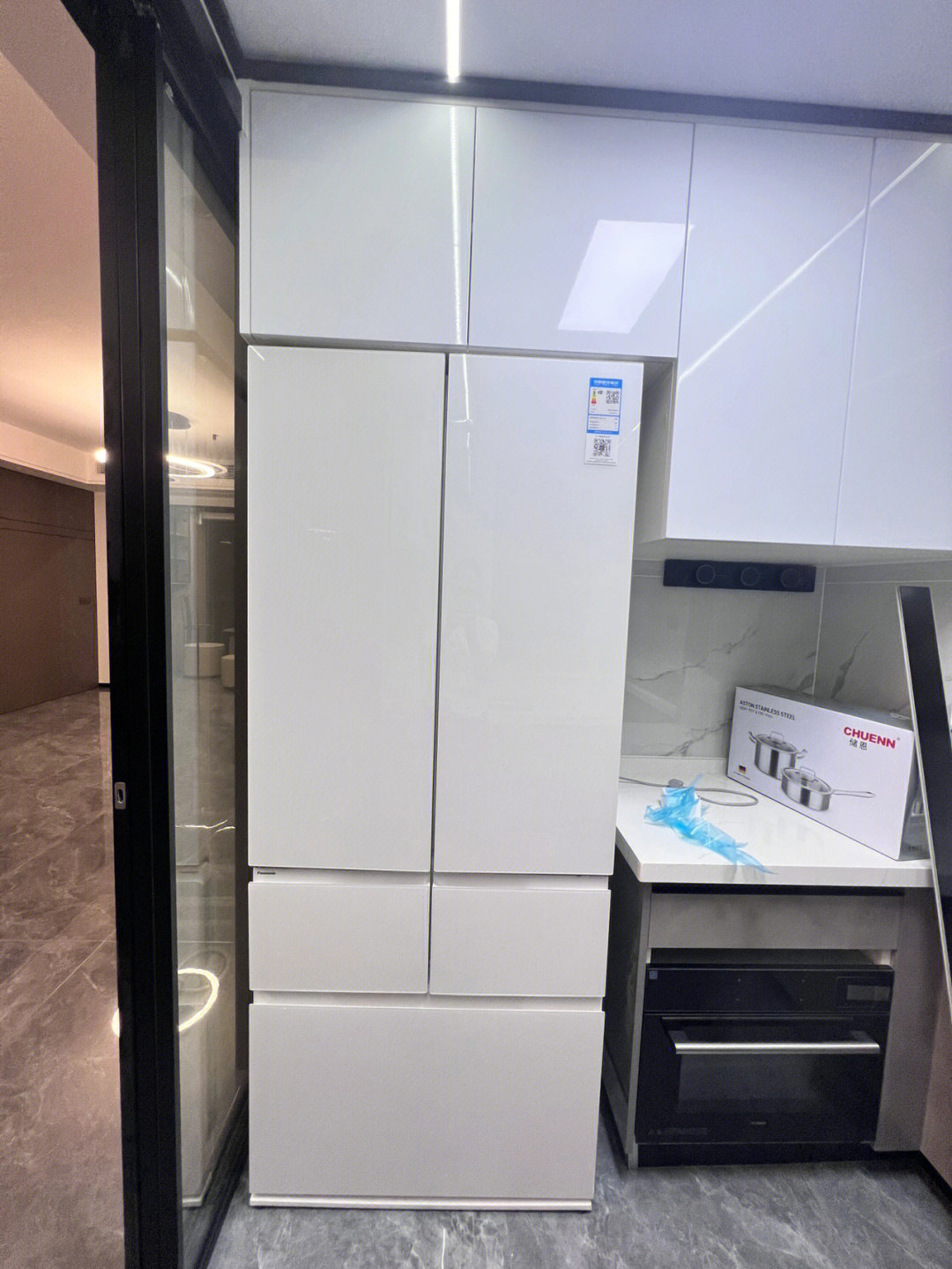 这个冰箱超薄的58cm,适合我们这种厨房不大的,白色颜值也很高,面板