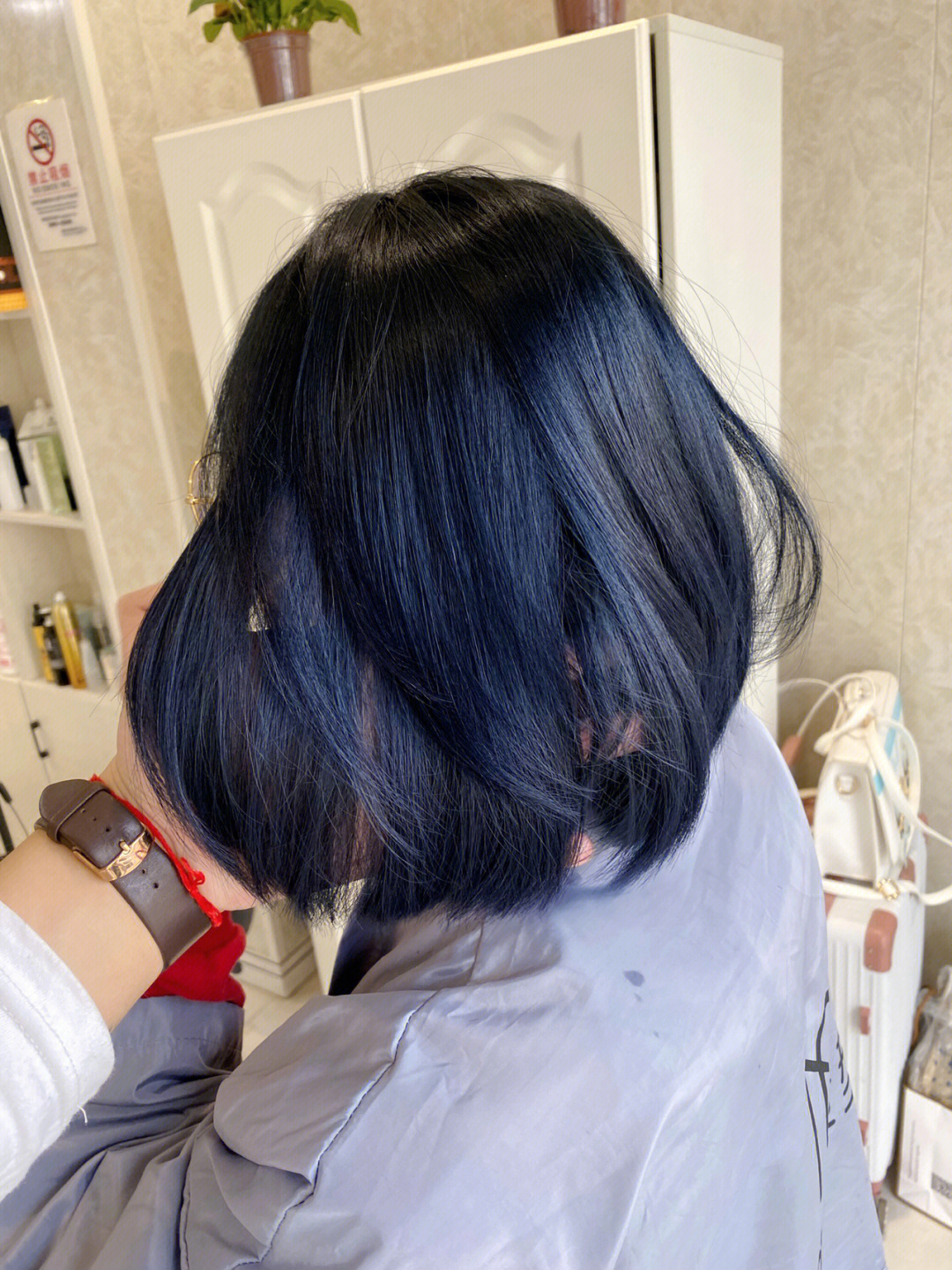 黑蓝的头发效果图图片