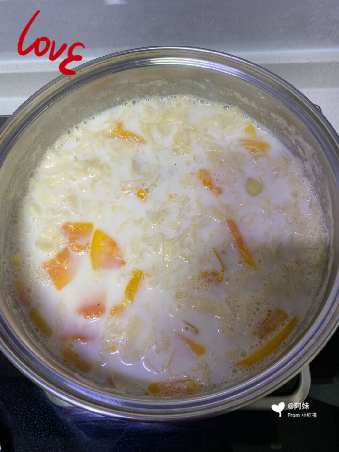 刚炖出来直接喝好喝很多哦03)食材:桃胶 皂角米 半个木瓜 银耳 牛奶