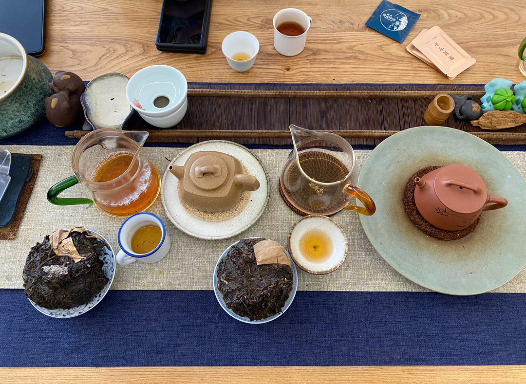 5)布朗茶柱,05年陈料压制,口感比较霸气,茶汤浓,汤色深橙红,透亮,茶气
