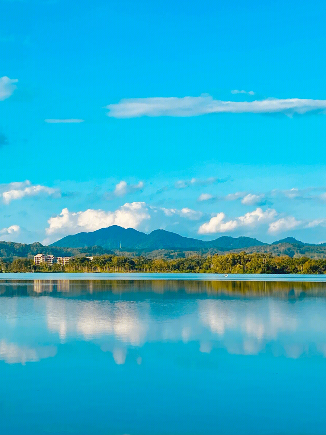 海南屯昌木色湖图片