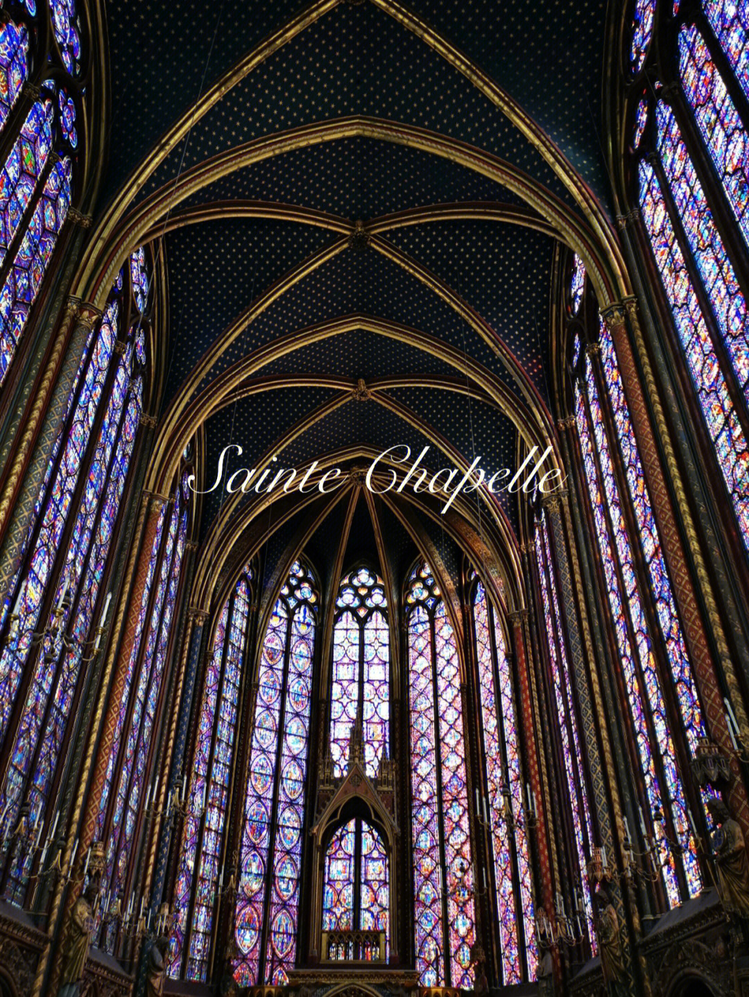 04十三世纪路易九世时期建成的哥特教堂,镶嵌15块15米高的大玻璃窗