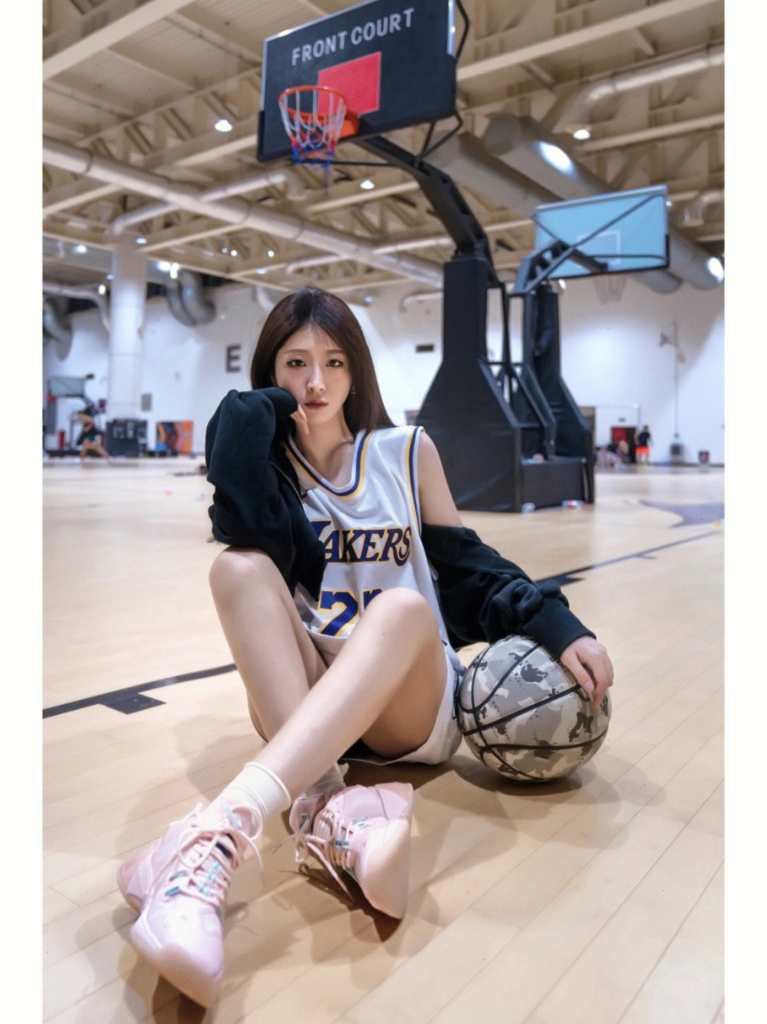 女生穿篮球鞋的图图片