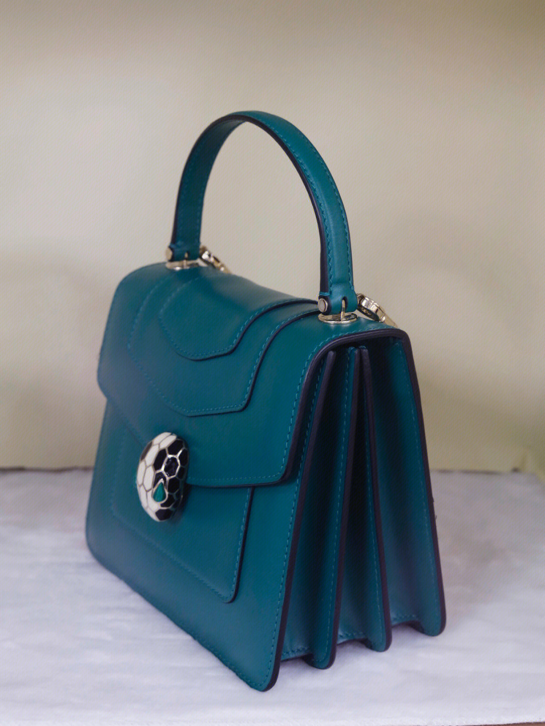 宝格丽家的包包一直是绿色最为经典高级又耐看皮质是硬皮,包包很有型