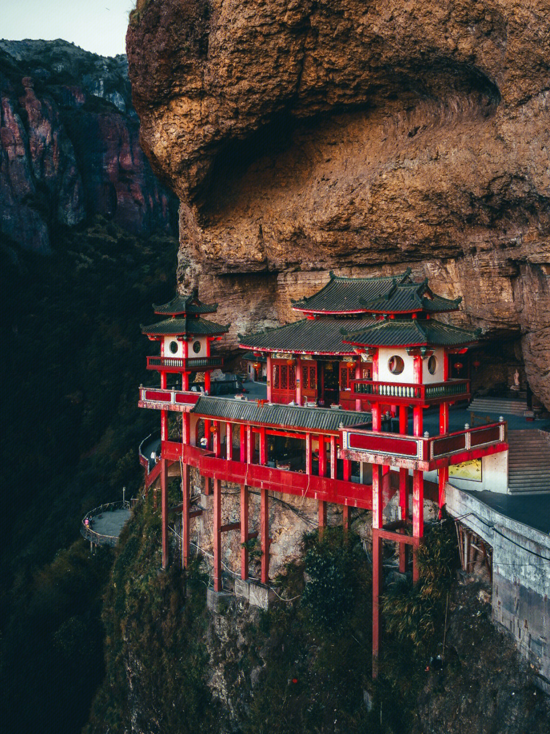 福建建在悬崖峭壁上的千年悬空寺