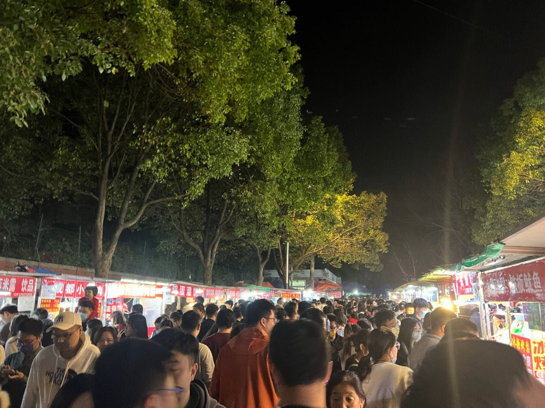 三江学院夜市2021图片