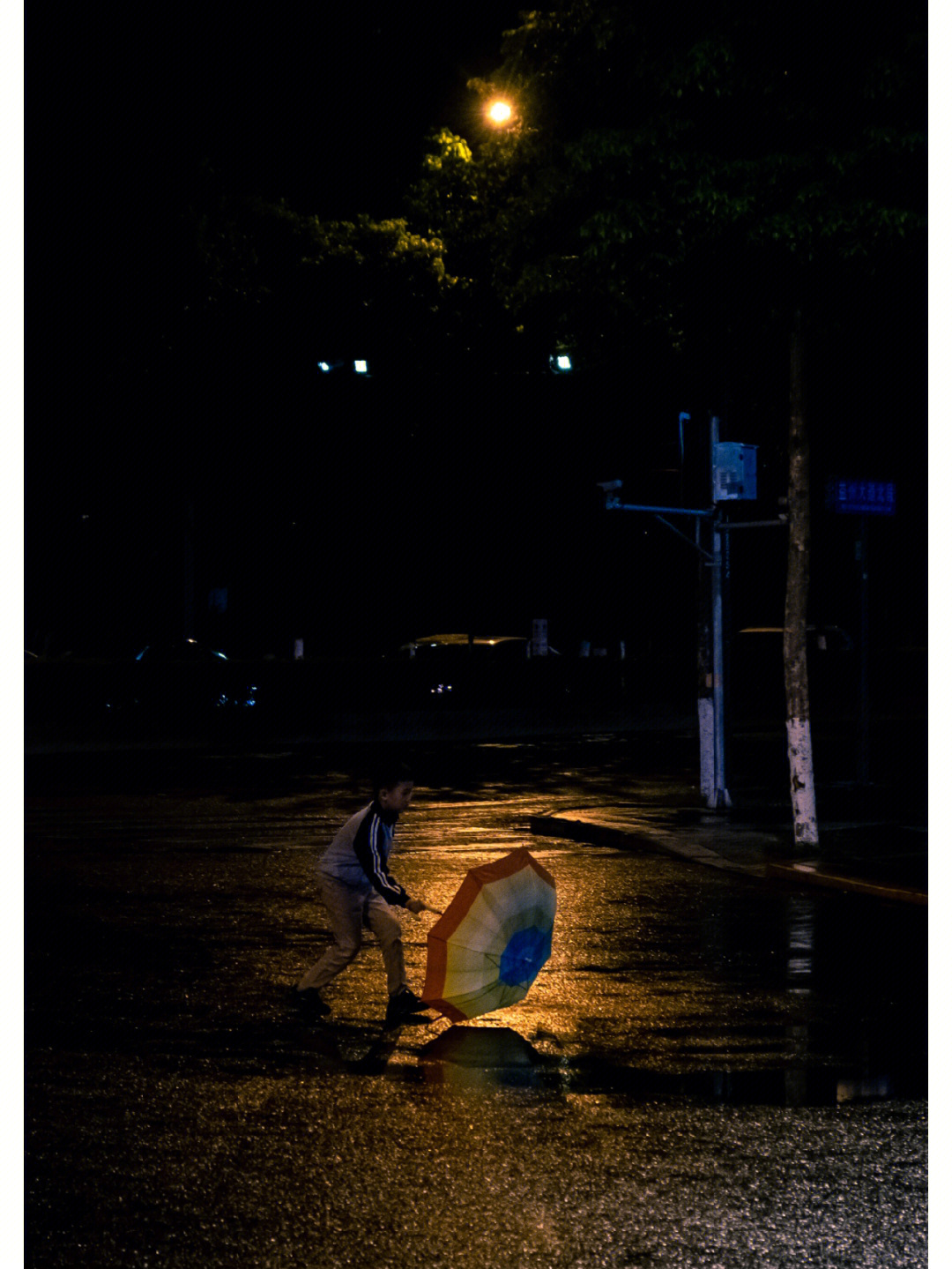 黑色下雨天图片唯美图片