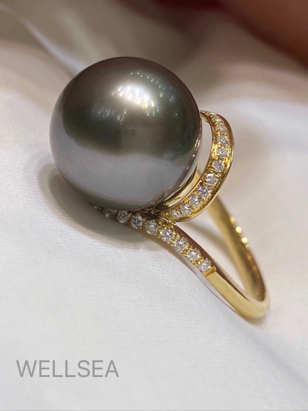 流线型设计优美柔和大溪地珍珠戒指18k金,钻石镶请关注我@wellsea咨询