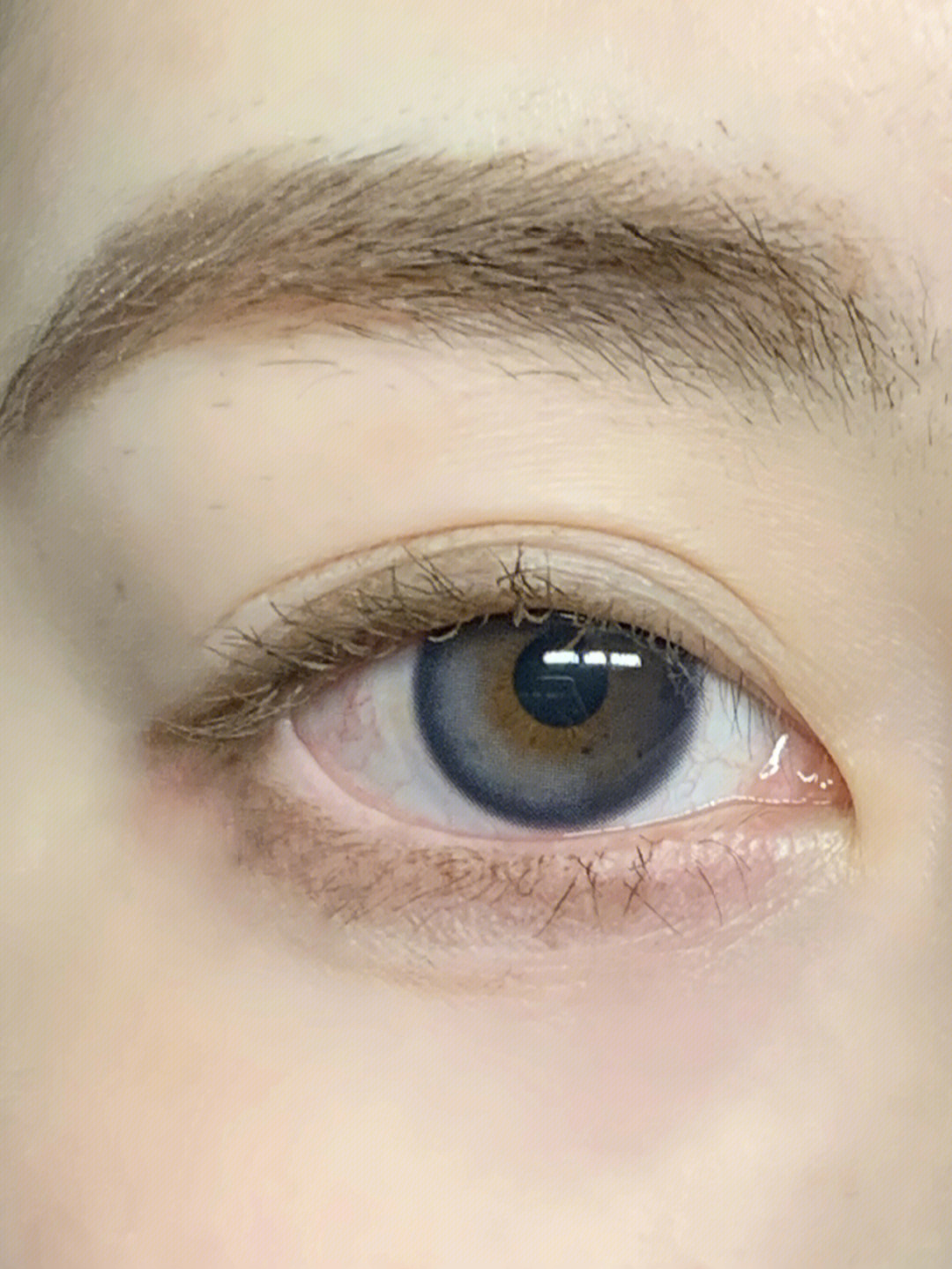 蓝色通常都有修正眼白的作用,一点点高光的点缀显得眼睛特别通透自然!